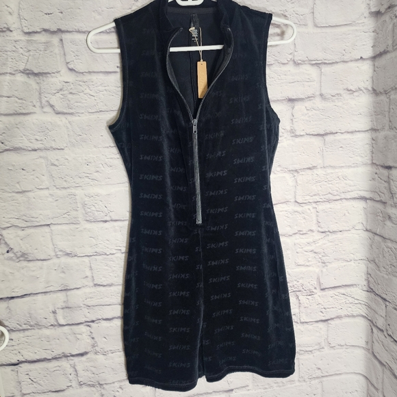 SKIMS LOGO VELOUR SHORT ONESIE | ONYX/ S/ NWT - Picture 7 of 14